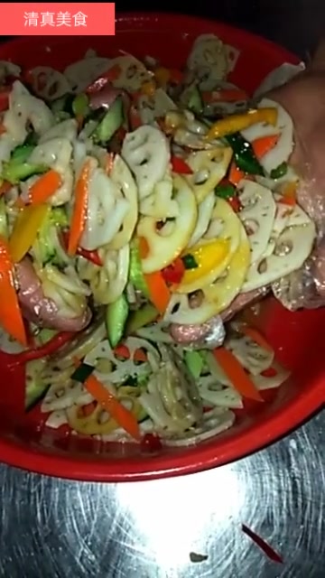 既然的朋友下午好,今天给大家推荐一道风味儿小凉菜制作方法简单易学,易操作!制作方法:准备材