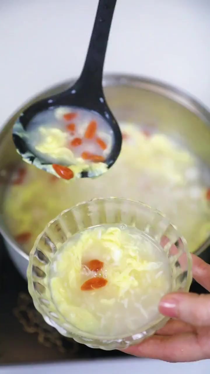 马上 过年了,家家户户少不了这道 酒酿圆子,吃完饭来上一万热乎乎的 甜汤 做法简单非常的好