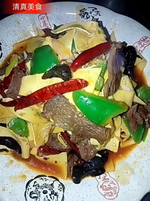 进来的朋友早上好!感谢大家的支持!今天给大家推荐一道家常小炒,香辣豆皮,制作方法简单易学!