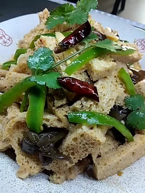 进来的朋友下午好,感谢支持!今天给大家推荐一道凉拌面筋制,作方法简单易学!制作方法:准备材