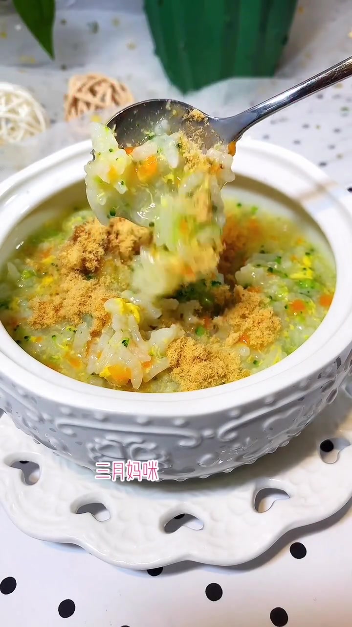 简单又营养的蔬菜蛋黄粥 配上美味的肉酥简直完美 