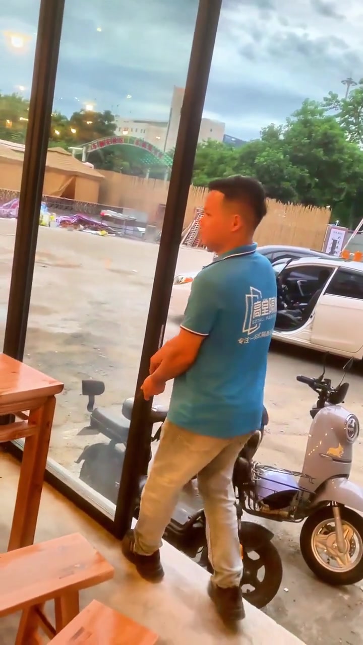 深圳市宝安区洪大厨烧鸡餐厅玻璃移动隔断屏风。餐厅玻璃移动隔断屏风高度4米,采用了夹胶玻璃保