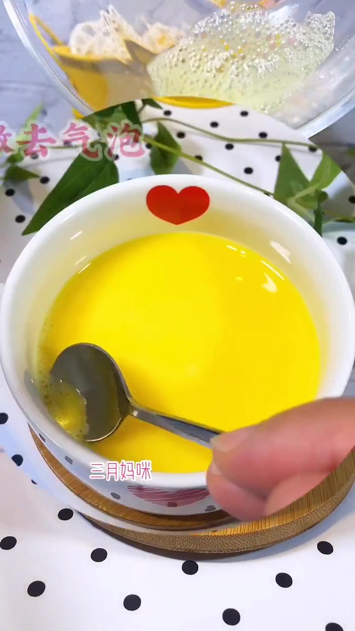 蛋清过敏的宝宝 只用蛋黄就可以 一个蛋黄 2次半蛋壳温水(35-40ml左右)过滤多余的气