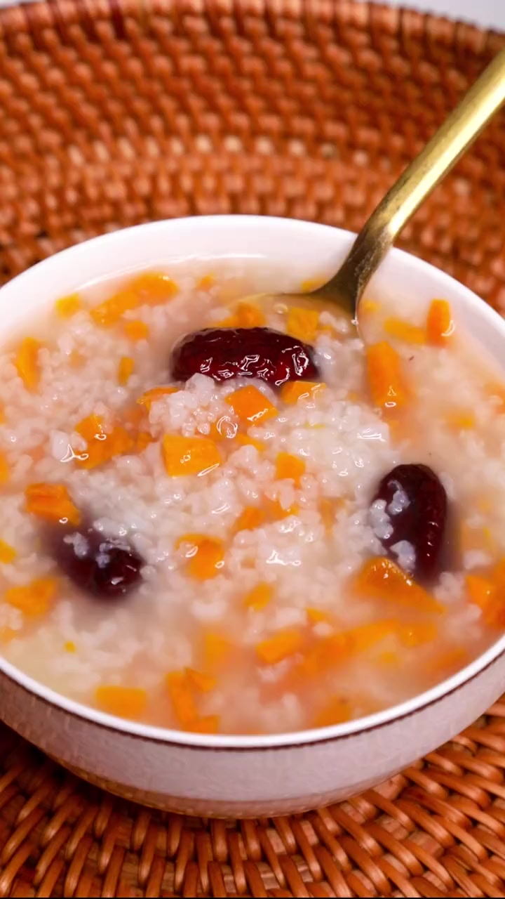 最近两天吃饭没胃口,快来试试这个 红薯粥 养胃润肠,好吃营养,吃饱暖和 红薯大米粥 养胃粥