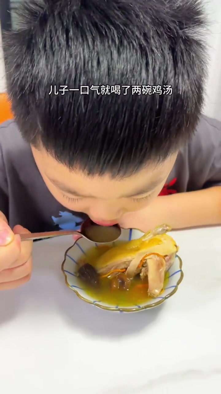 秋天了,要多给家人做一些营养滋补汤!今天煲的这个老母鸡汤真的太鲜美了,儿子一口水就喝了两碗