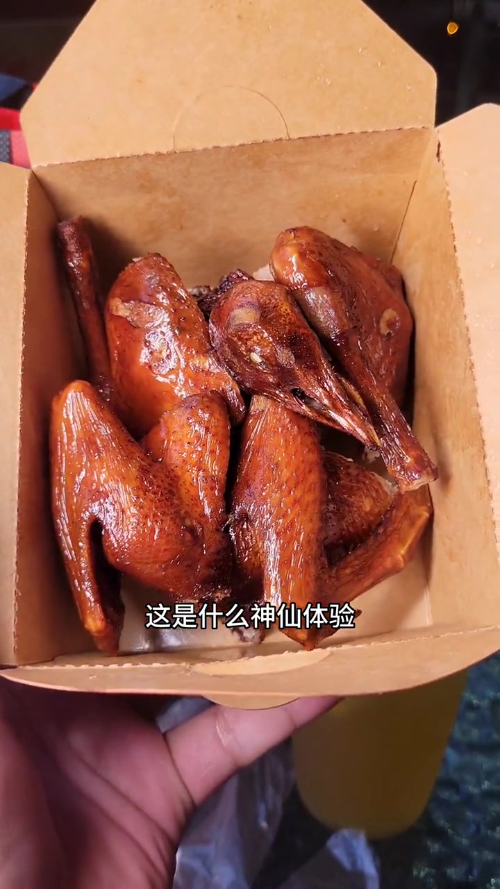 在大芬地铁口附近发现一家新开的光明乳鸽店,现在一只红烧乳鸽加一杯饮品才36.9,数量不多!