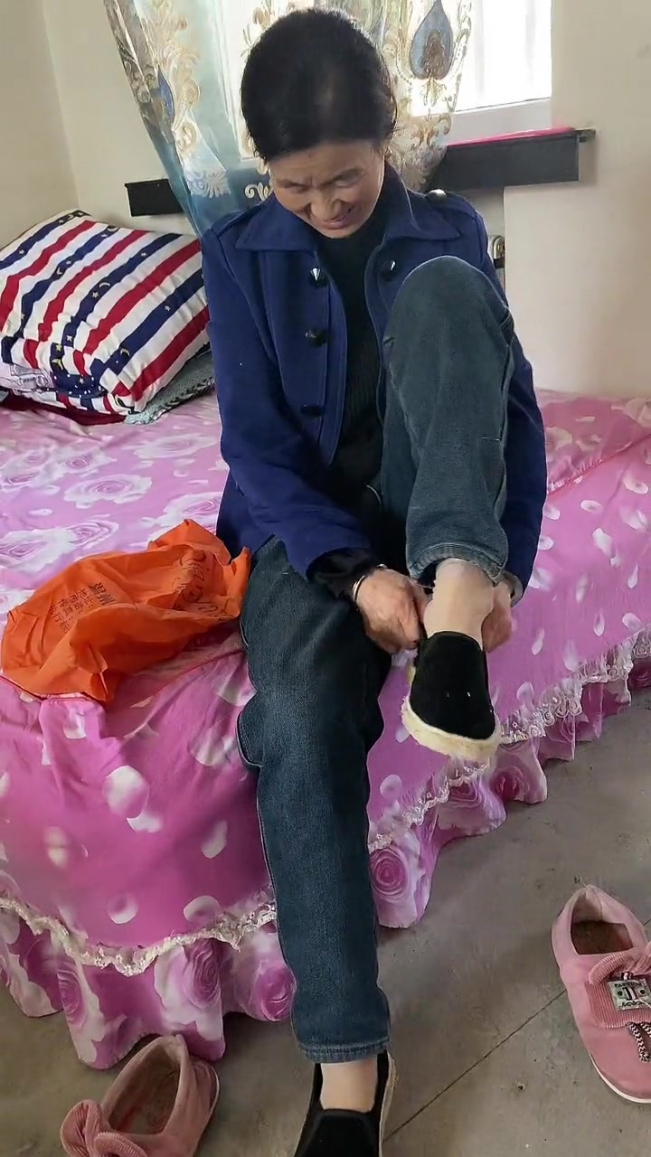 妈妈在厨房烙饼,最美的就是把普通的烟火过到精致,让每个平淡的日子都充满欢喜。记录真实生活 