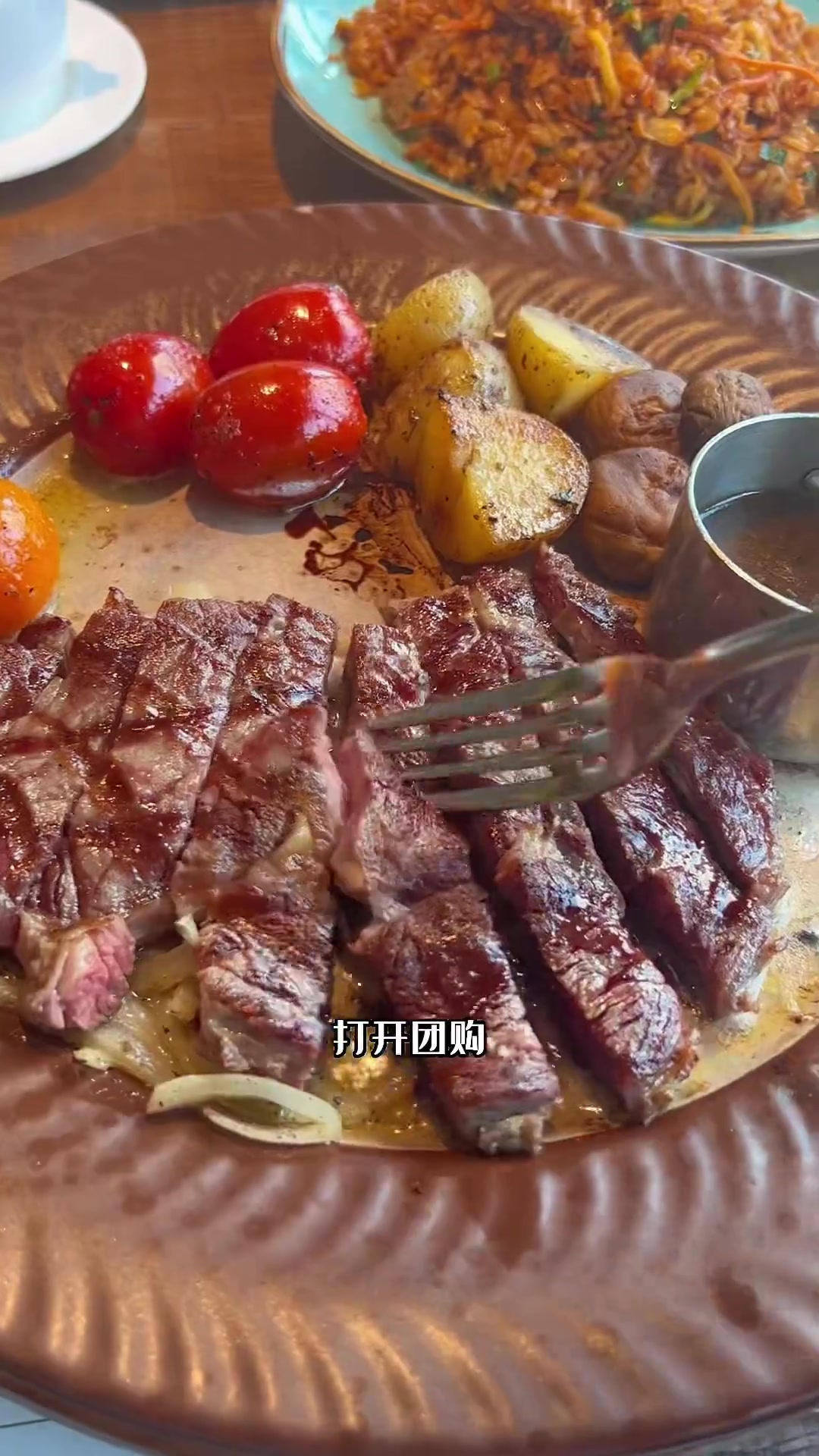 就喜欢这种老牌西餐,环境情调都在线,人均几十就能吃西冷、大虾披萨等等,约会就来这!邂逅国庆