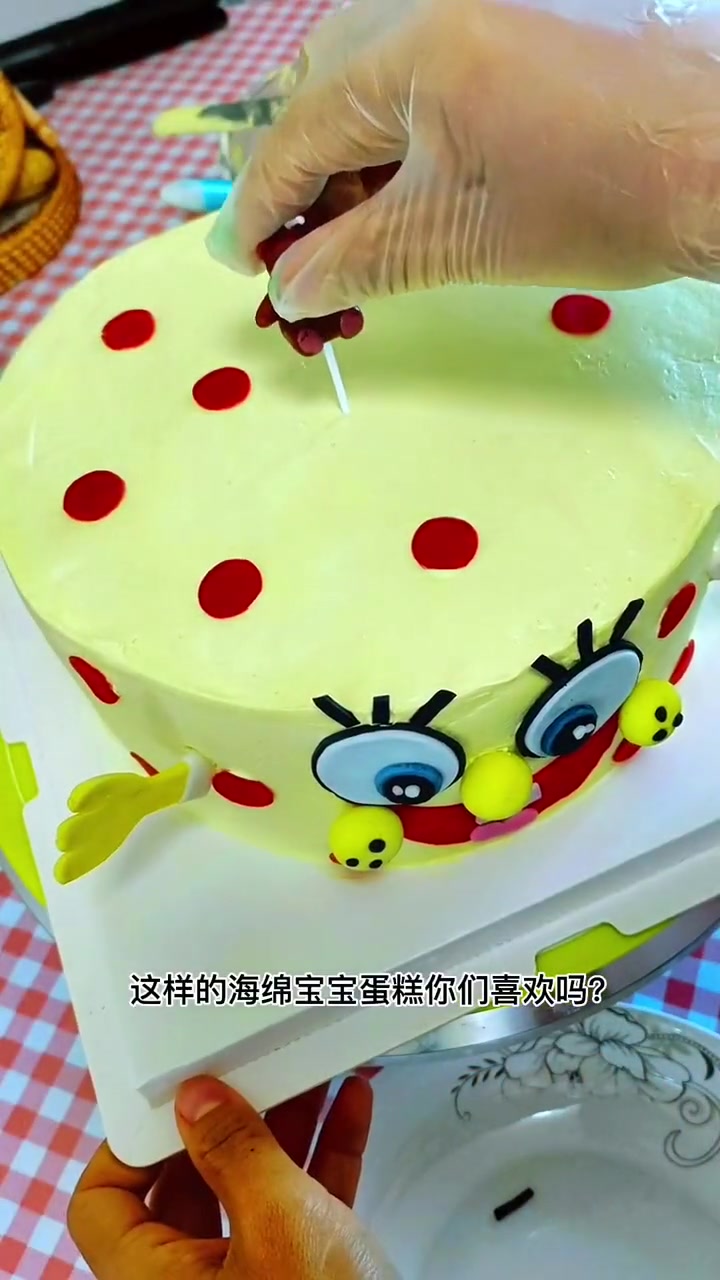 生日蛋糕 作为烘焙小白,生日蛋糕的抹面是硬伤,你们怎么看?第一次做翻糖,和别人一对比总觉得