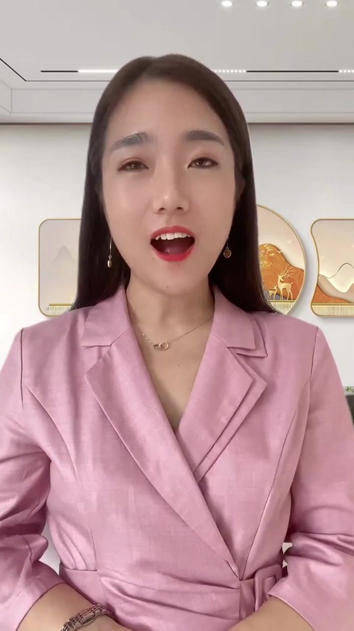 想要孩子少生病,六种水果蒸着吃 做法:1蒸苹果取一颗苹果,苹果表皮放少许盐搓。再用清水洗干