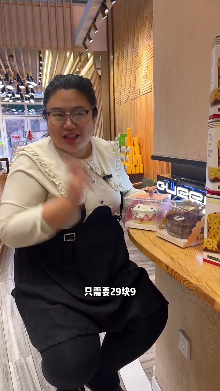 皇后西斯汀,4英寸生日蛋糕