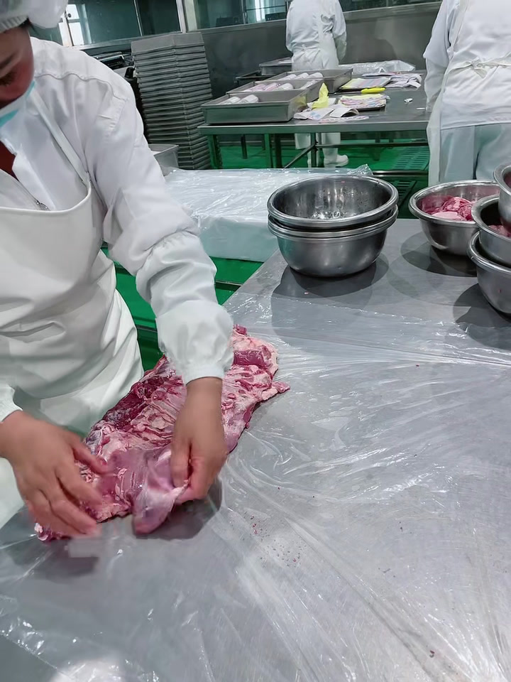 羊排肉卷,皮朝外卷,切出来五花三层