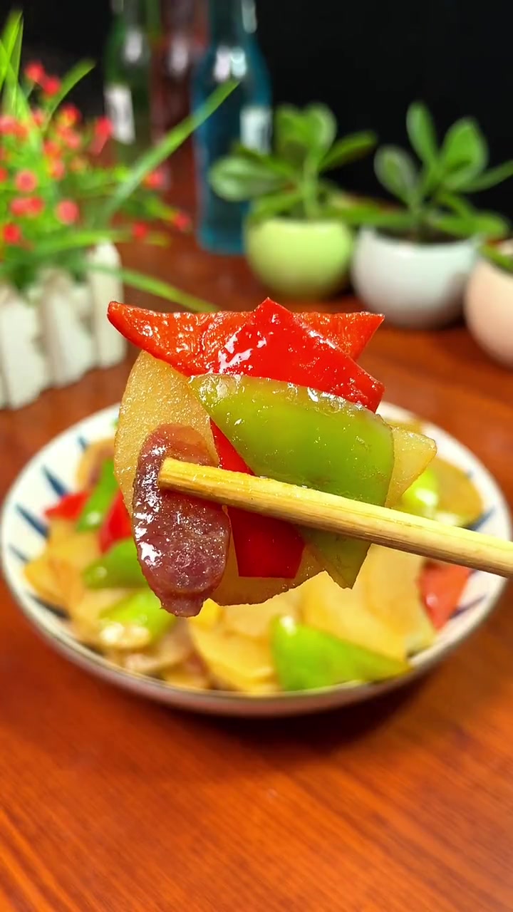 不知道吃什么的时候?那就试试这个青椒炒土豆片简单还好吃 美食教程 美食 炒土豆片家常做法