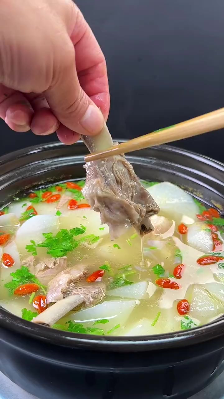 天气转凉了,羊肉汤这么做,汤鲜味美,肉质鲜嫩 清炖羊排 羊肉汤 老人小孩都爱吃 做法简单又