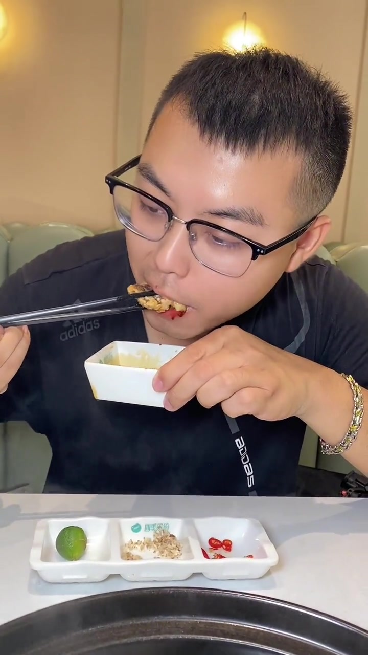 火爆长沙的椰子鸡重庆也能吃到了,快为自己安排上吧!四季缤纷椰子鸡重庆店 椰子鸡天花板 湘菜