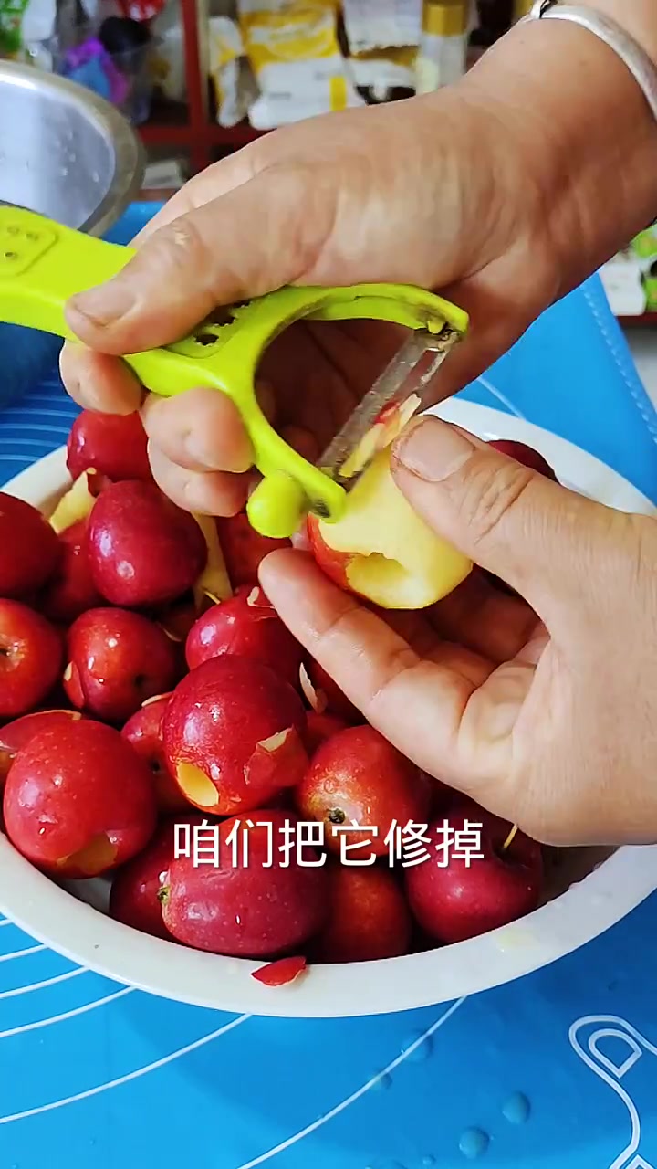 鸡心果罐头这样做酸甜可口无添加 老人孩子老人都爱吃,罐头瓶去核器黄冰糖开瓶器小店里都有,需