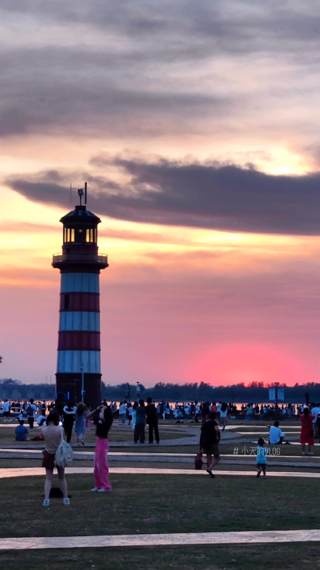 这辈子一定要来一次南京!南京真的好浪漫!带着你心爱的人来鱼嘴公园看落日吧!打卡浪漫约会地 