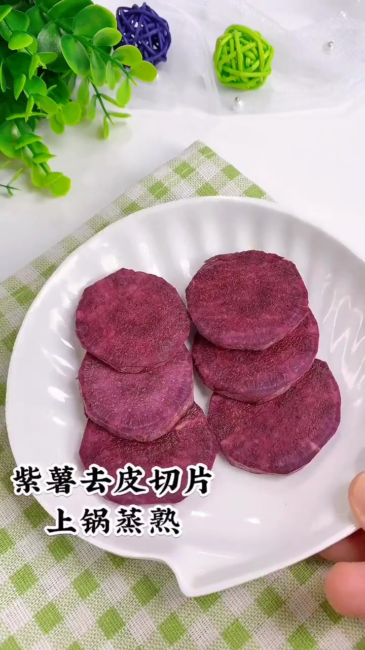 紫薯奶香糊 参考月龄5月紫薯富含大量的纤维素,可增加粪便体积,促进肠胃蠕动,预防宝宝便秘问