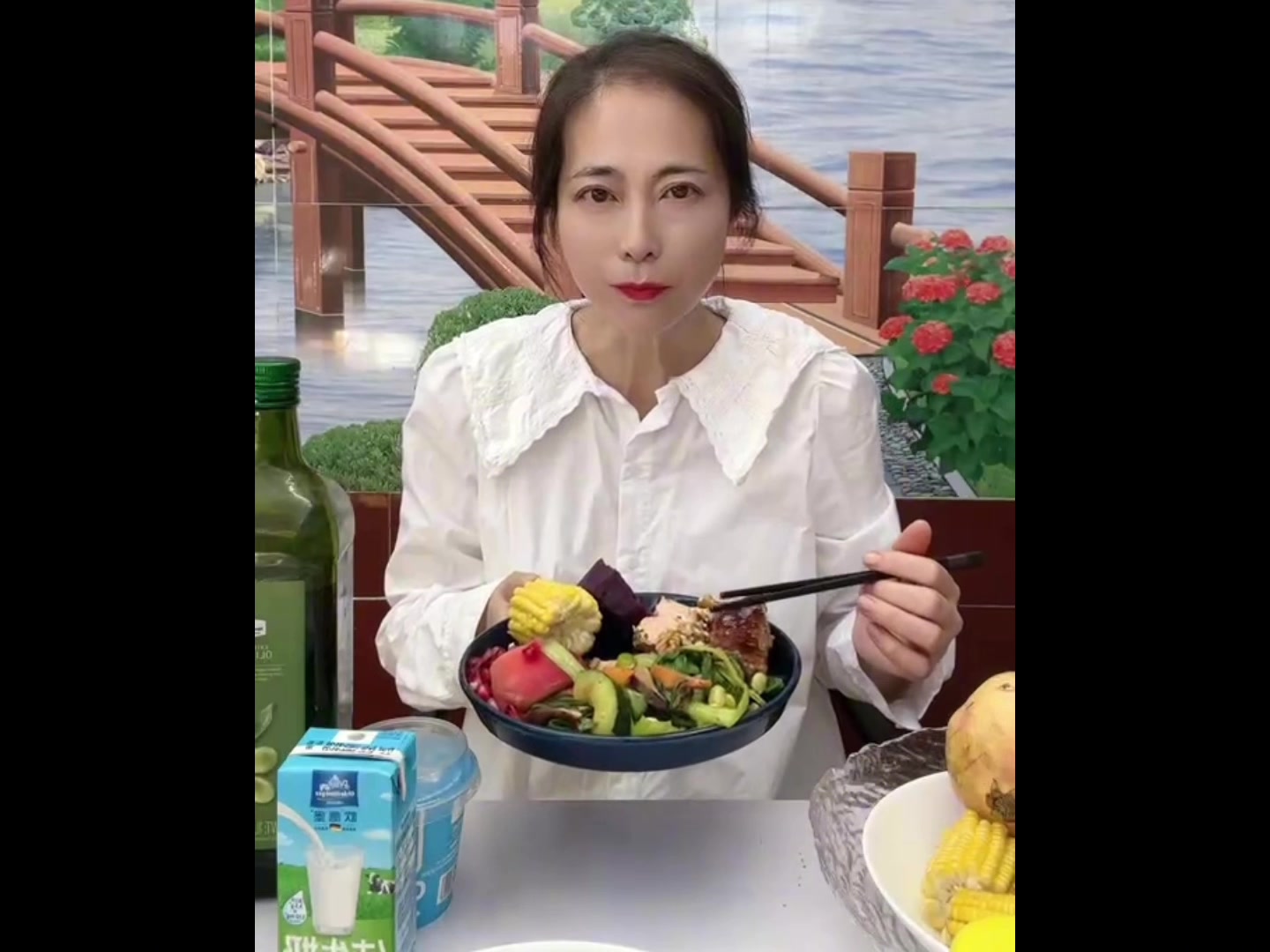 如何利用平衡膳食餐盘来估算每一餐,你吃的总热量,利于减肥