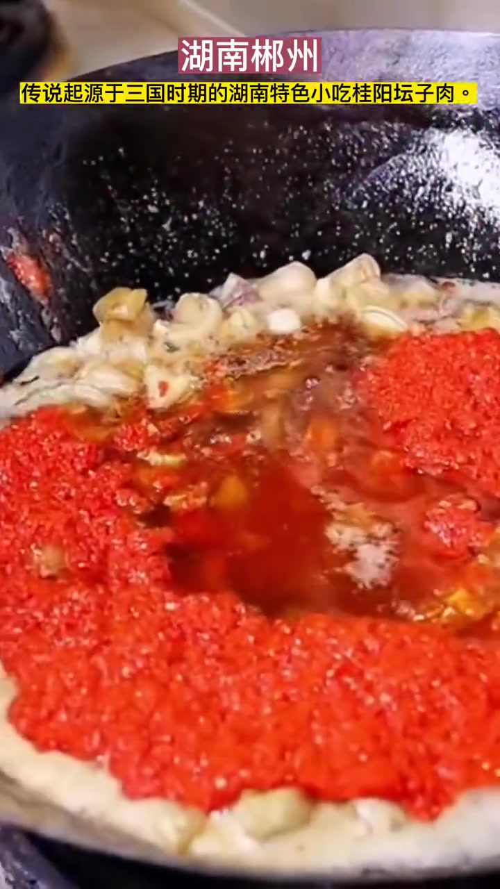 说到郴州坛子肉,它可是精选的农家土猪五花肉,一口咬下去,肉质紧实有嚼劲,但它的“灵魂”却并