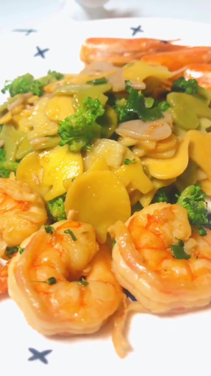 「鲜虾炒面」适合一岁以上宝宝 教程稍后更新 喜欢给我小