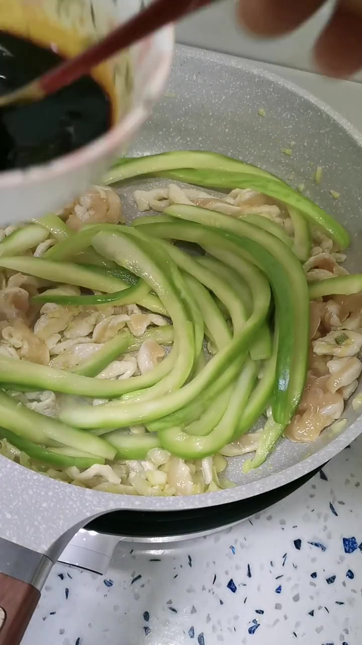 西葫芦炒鸡胸肉!