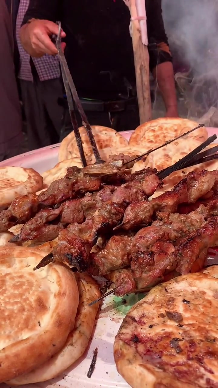这馕坑烤出来的羊肉串太好吃了,这么大串吃着非常过瘾!