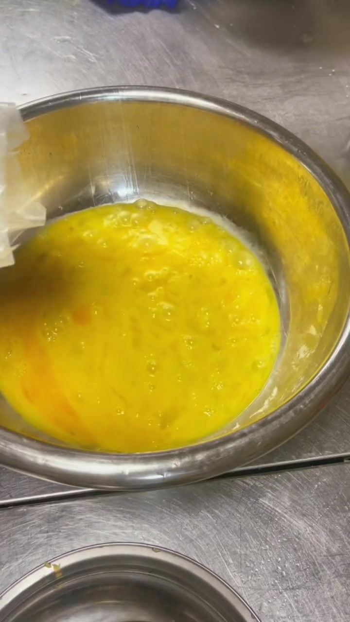 很多粉丝问我,怎么炸鱼,没有腥味,颜色好看,今天分享给大家。这样做出来,不管你用来椒盐,还