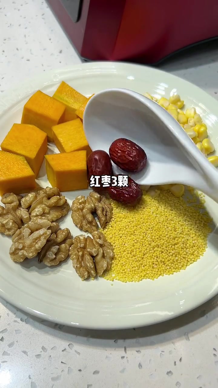 小学生早餐有菜有蛋有肉的三明治真的很好吃,搭配一杯南瓜玉米核桃露,超满足!小学生早餐 三明
