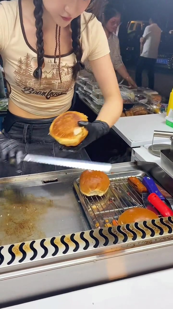 五线城市,辞去工作摆摊卖汉堡!街头汉堡 美女创业 在最热闹夜市感受烟火吧 在路边摊感受人间