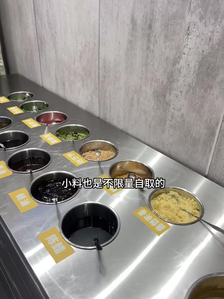 第一次吃这样的旋转小火锅100多种菜品,56.6双人,所有菜品不限量,锅底有6种口味可选,