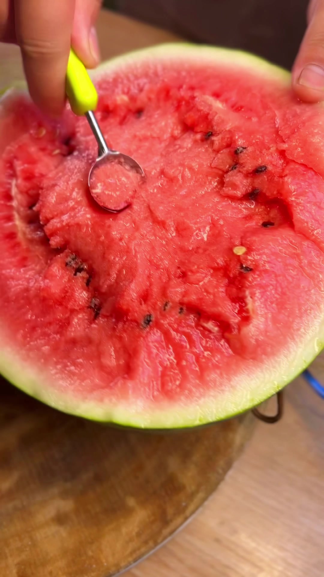 剁椒鱼头配宽面,色香味俱全