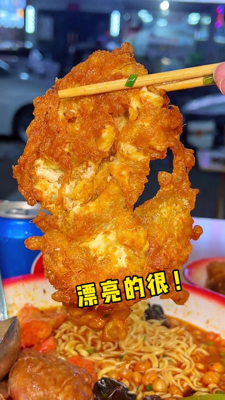 都说夜市里的东西好吃!果然在椒江万花城夜市发现一家好吃的久祖干拌冒菜·冒烤鸭!夜市里的烟火