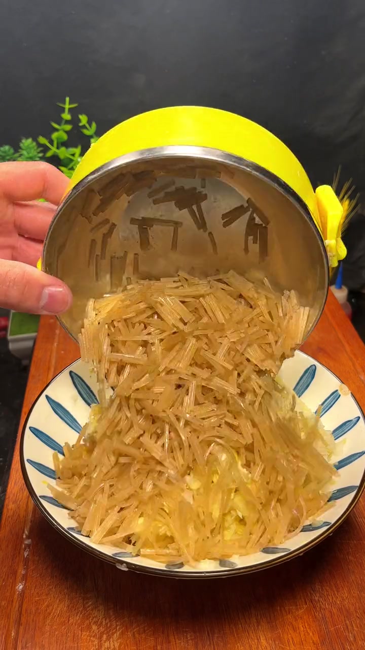 白菜粉条蒸饺这样做好吃入味!今晚的夜宵就这么安排了 白菜的神仙吃法 粉条 包子 花样面食