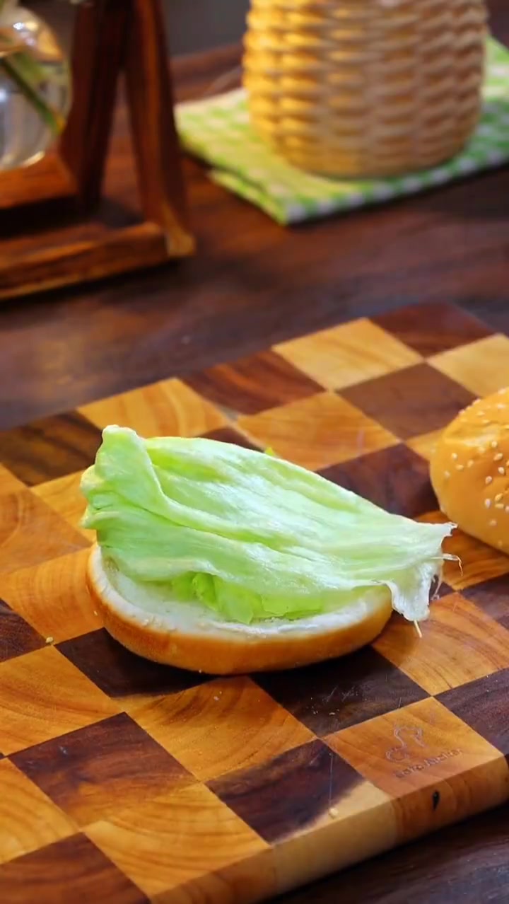 汉堡 鸡腿 生菜 像我这样做的汉堡大人小孩都爱吃,赶紧试着做起来吧