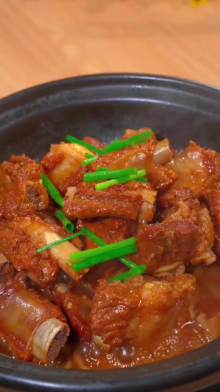 中午吃什么 30秒教你做家常红烧排骨,步骤简单,做出来的排骨,孩子抢着吃!