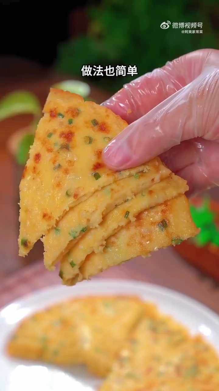 早餐不知道吃什么,试试这个肉沫鸡蛋饼吧,做法简单还有营养,孩子很喜欢吃。碗中放肉沫,两个鸡