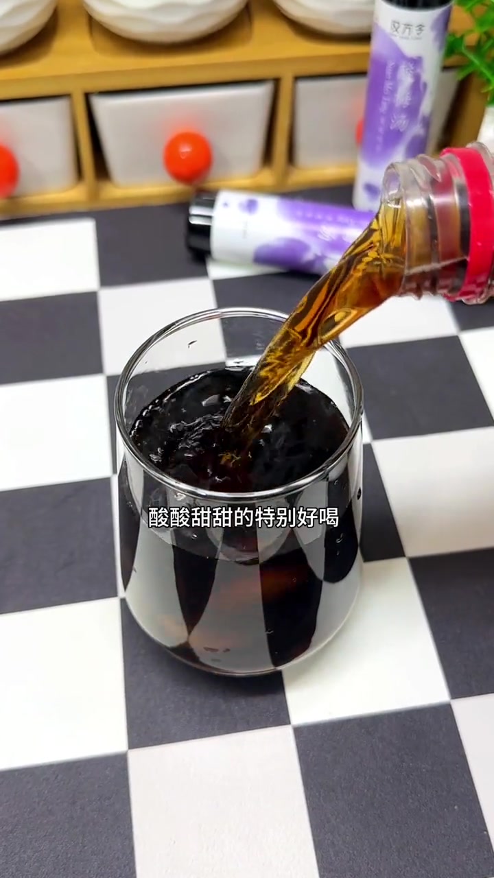 这个金桔柠檬茶,酸梅汤酸酸甜甜的真的是方便又好喝,即冲即饮,酸甜爽口又解腻 金桔柠檬 酸梅