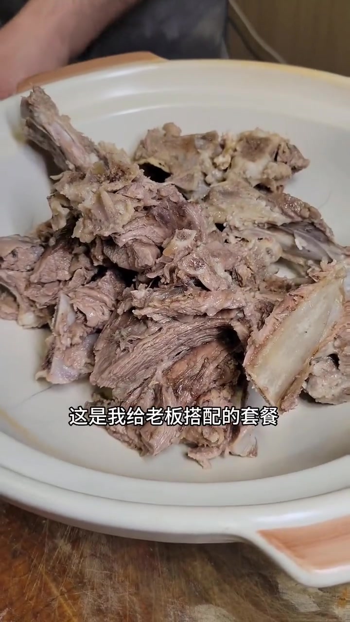 在爱华路这边的漠北一只羊推出了一道拥有200多年历史的单县羊肉汤,不膻不腻好吃不贵!单县羊