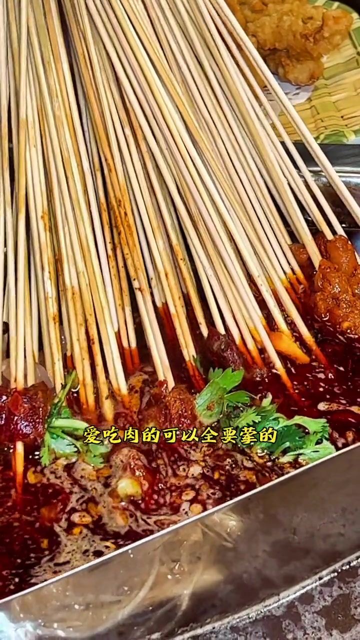 新店开业59.9吃一顿串串火锅,其中 80串荤素任选,三选一盘菜,1份小吃,2份冰粉,包含