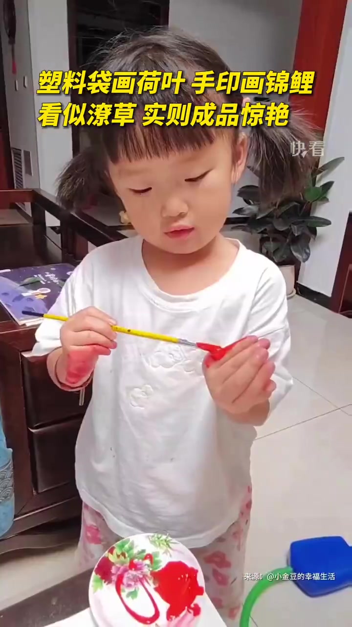 「小女孩用塑料袋作画天赋满满」人类满级幼崽!小女孩睡前突发灵感,用塑料袋、手、泡泡作画。网