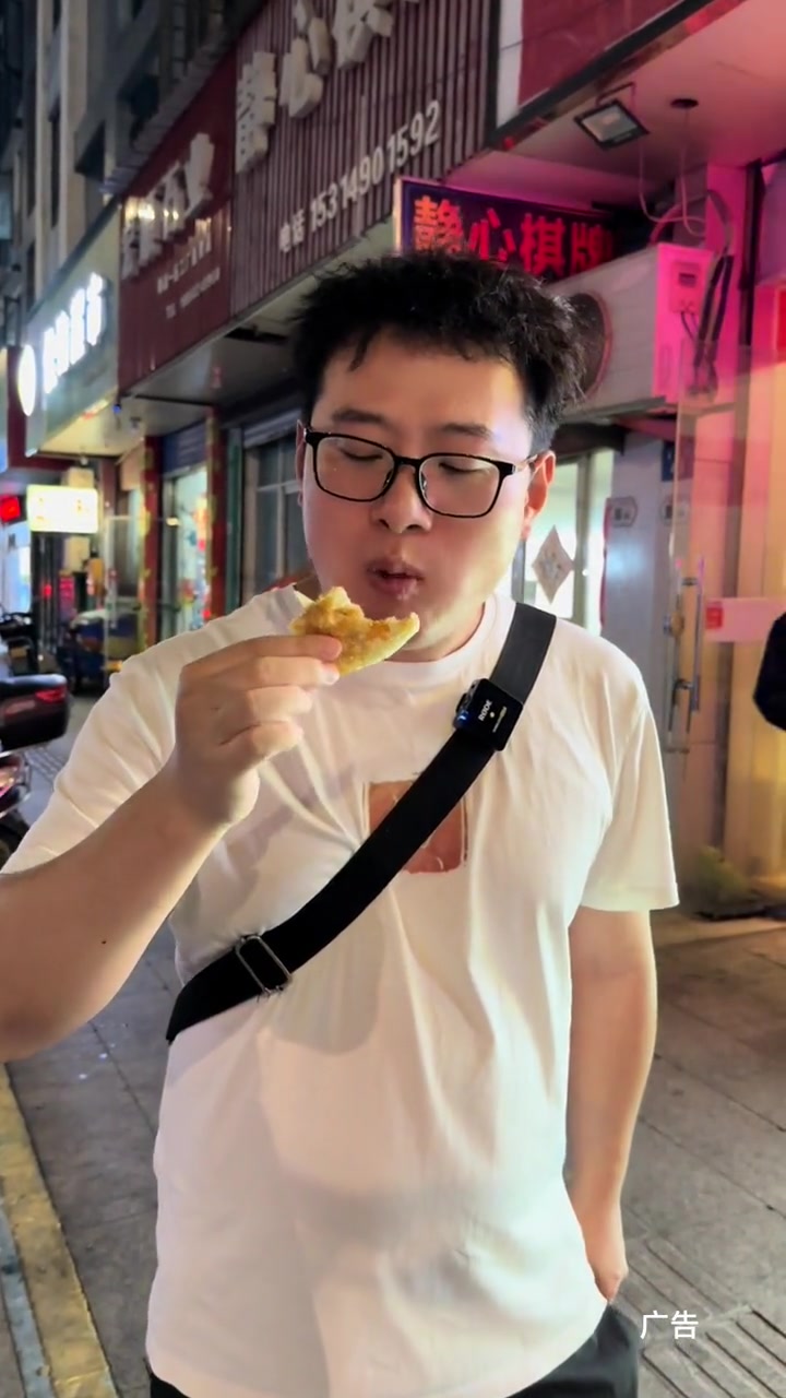 这算是一家我愿意推荐的店铺,值得收藏,鸡蛋肉堡味道很不错,而且实在,吃的很撑,让我下一顿都