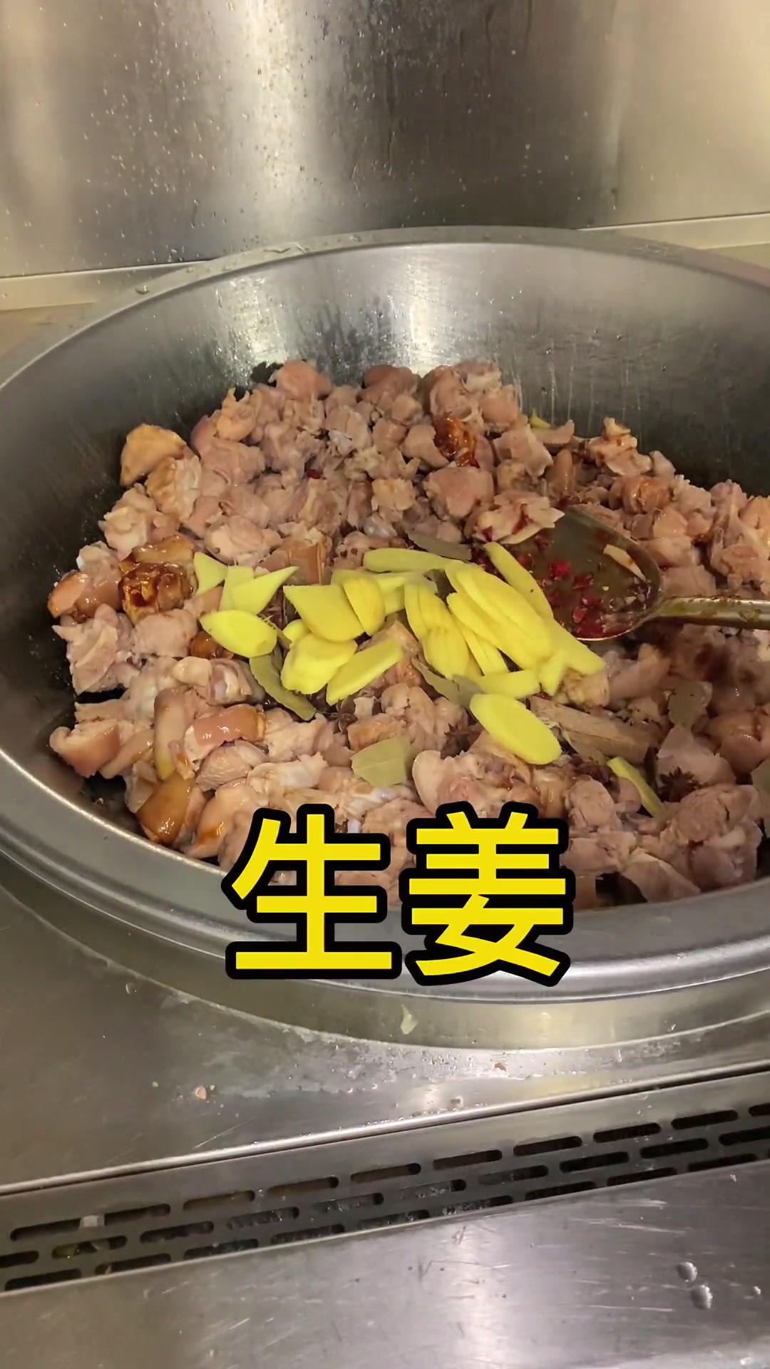 今天给大家分享一道黄豆烧猪脚。你们食堂是黄豆比猪脚多,还是猪脚比黄豆多呢?这里40斤猪脚配