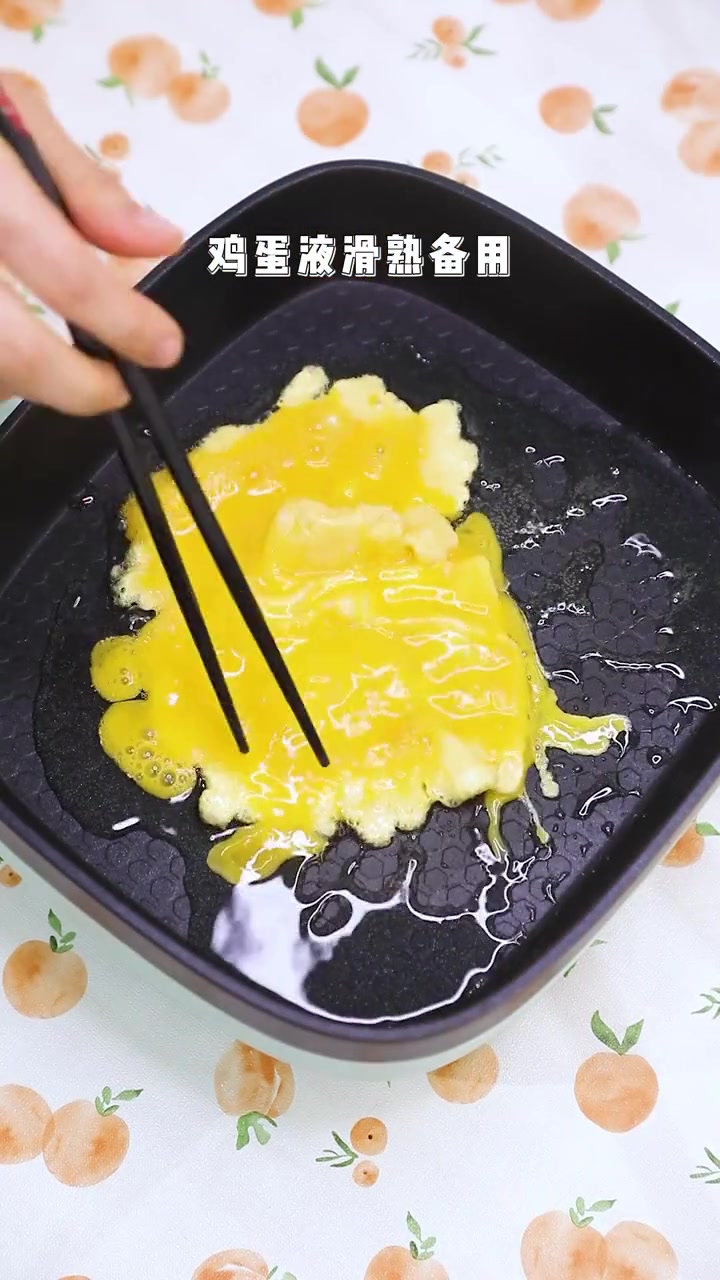 家里只有一碗隔夜饭怎么办?把它做成青椒鸡蛋炒饭!干饭去啦~ 炒饭 剩米饭做法