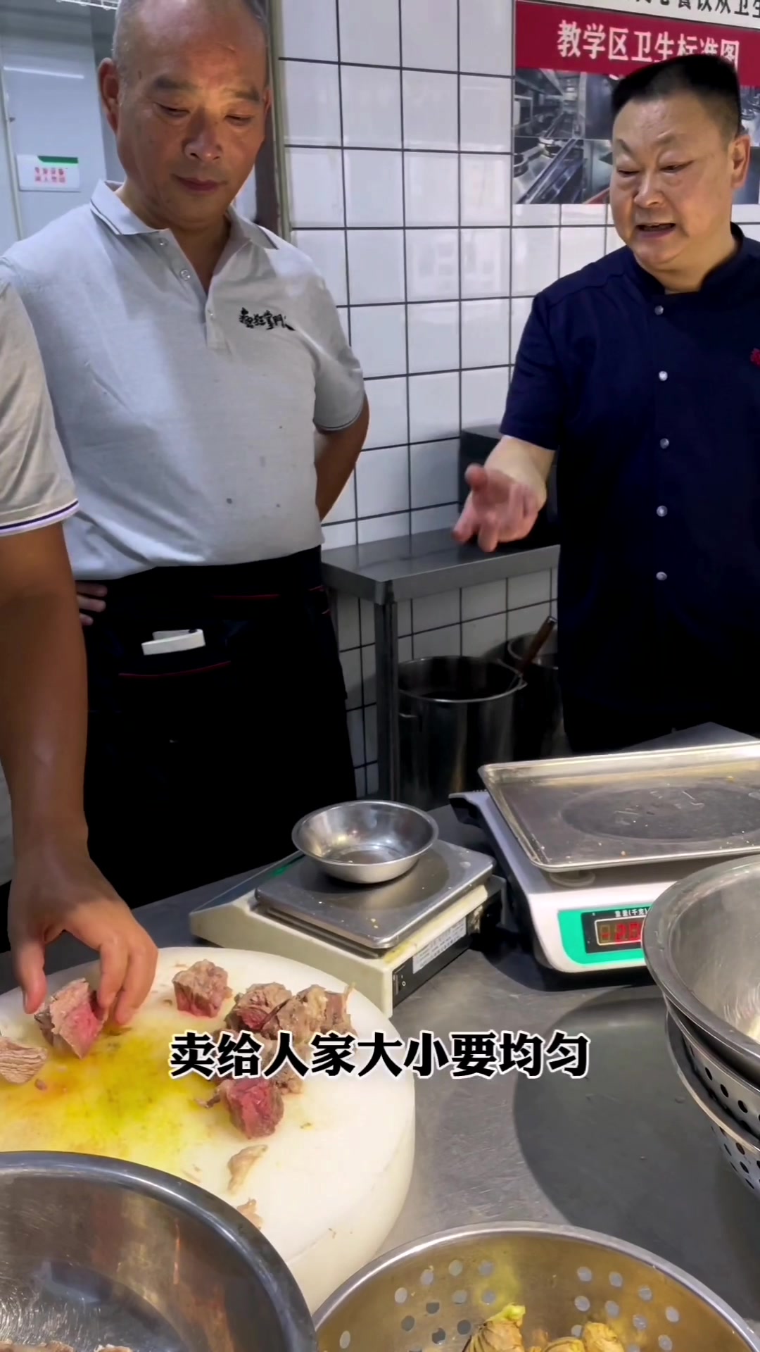 重庆牛肉面的牛肉就是大坨!