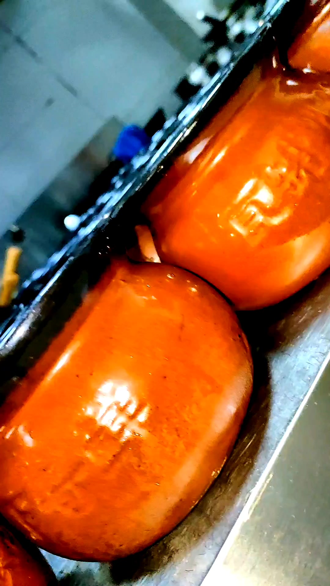 瓦罐煨汤的做法一:瓦罐汤好喝的关键,必须是新鲜食材的选购。