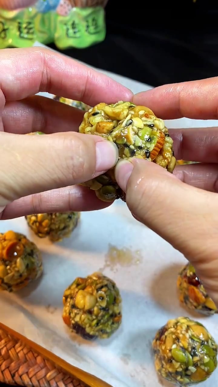 五仁馅这样做,简单又好吃,易回油,保质期久并且能保持坚果的酥脆的一个配方,不添加任何的粉类