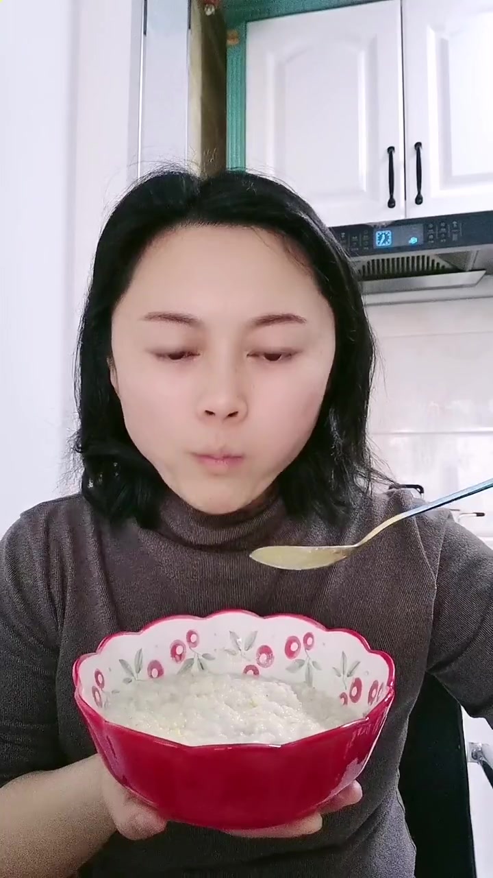 30克燕麦片一包纯牛奶,三个煮鸡蛋,凉拌黄瓜!