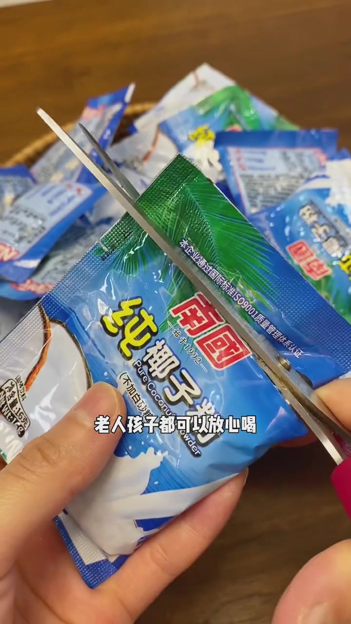 椰子粉泡出来的椰子汁,淡淡的椰甜味和浓郁的椰香,还能做生椰拿铁 椰子粉 椰子汁 生椰拿铁 