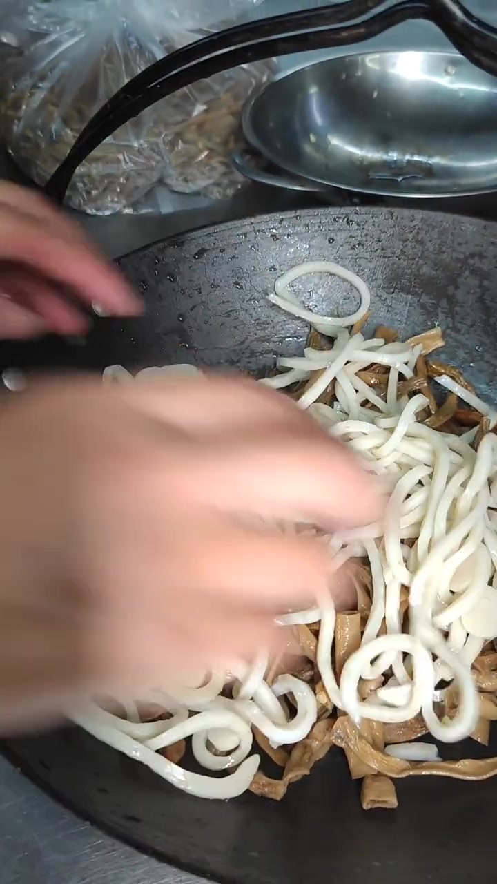 现在应山也能吃到正宗麻城吊锅,麻城做了10多年的师傅,鱼面、鱼糕、绿豆圆子都是麻城发过来的